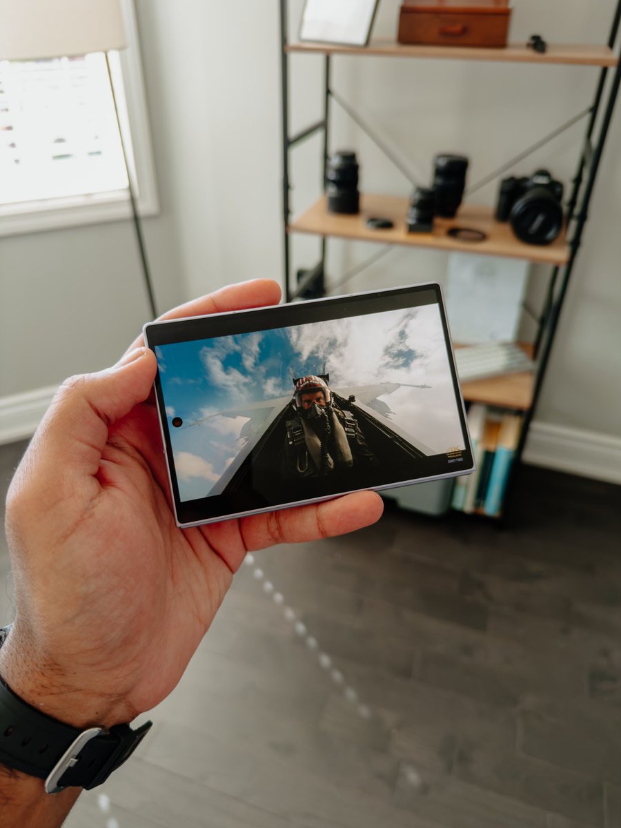hardwarecanucks's tweet photo. Absolutely love the new form factor of the Fold 8. It’s perfect for Instagram + maybe watch IMAX Enhanced movies 😍 https://t.co/0UxhQhINYS