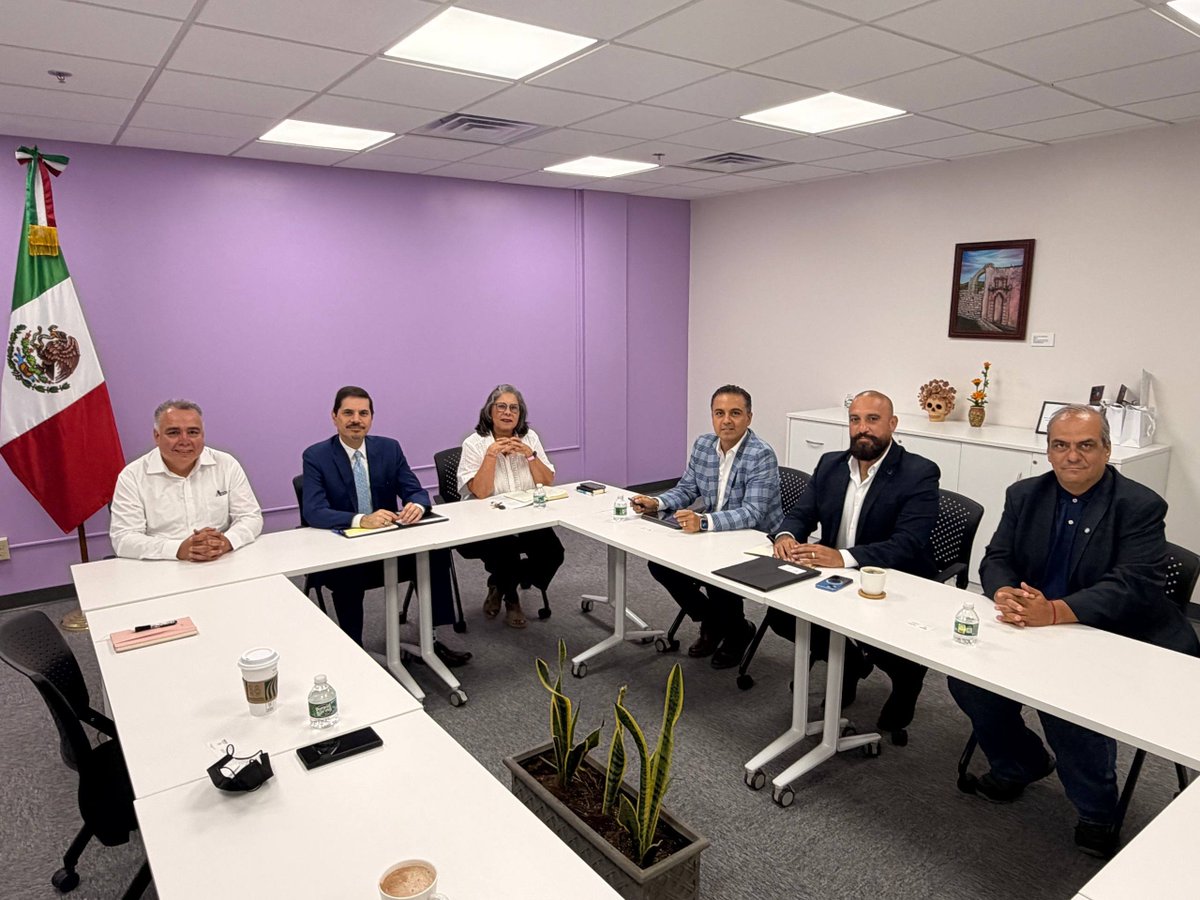 SEGOB_Queretaro's tweet photo. Establece #Querétaro canales de coordinación con el Consulado Mexicano en New Brunswick, Nueva Jersey.🤝

En seguimiento a las actividades programadas en Estados Unidos, el secretario de Gobierno, @Eric_gudino, realizó una visita de trabajo al cónsul adscrito, Alan Hubbard, del Consulado Mexicano en New Brunswick, con el propósito de establecer vínculos de colaboración para trabajar en el diseño de un modelo de atención integral para las personas queretanas migrantes que radican en el estado de Nueva Jersey.

Durante este encuentro, donde también estuvieron presentes las cónsules de Comunidades y Protección, Irma Larios y Marisol González, respectivamente, el funcionario estatal destacó que, mediante la coordinación entre este Consulado, el Gobierno del Estado y la sociedad civil organizada, será posible articular y fortalecer los canales de atención en beneficio de las y los queretanos en tránsito de la Unión Americana a nuestro país, en específico a Querétaro, que integren los servicios consulares y materiales informativos a través de la aplicación de la organización @FuerzaMigrante.

Asimismo, se presentó el modelo de la Caravana Migrante, que se lleva a cabo cada año en verano e invierno y que realiza @MigrantesUEC, con apoyo del @gobqro, con la intención de generar las condiciones que salvaguarden en todo momento la integridad de las y los migrantes queretanos que se trasladan a sus lugares de origen para pasar con sus familias los periodos vacacionales o establecerse de forma permanente.

Gudiño Torres consideró que afianzar vínculos entre las autoridades y la sociedad organizada es fundamental. A su vez, el cónsul Alan Hubbard destacó el acompañamiento que brinda el Gobierno del Estado a la #CaravanaMigrante.

Cabe destacar el reconocimiento al gobernador del estado, @makugo, por el impulso de políticas públicas en beneficio no solo de las y los ciudadanos en territorio estatal, sino también por el esfuerzo de llegar incluso a las y los queretanos radicados fuera de la entidad.

En esta reunión estuvieron presentes el coordinador de Atención Ciudadana, Luis Gonzalez; el presidente de la asociación @MigrantesUEC, Juan Fernando Rocha Mier; así como integrantes de la organización @FuerzaMigrante.

#AquíContigo