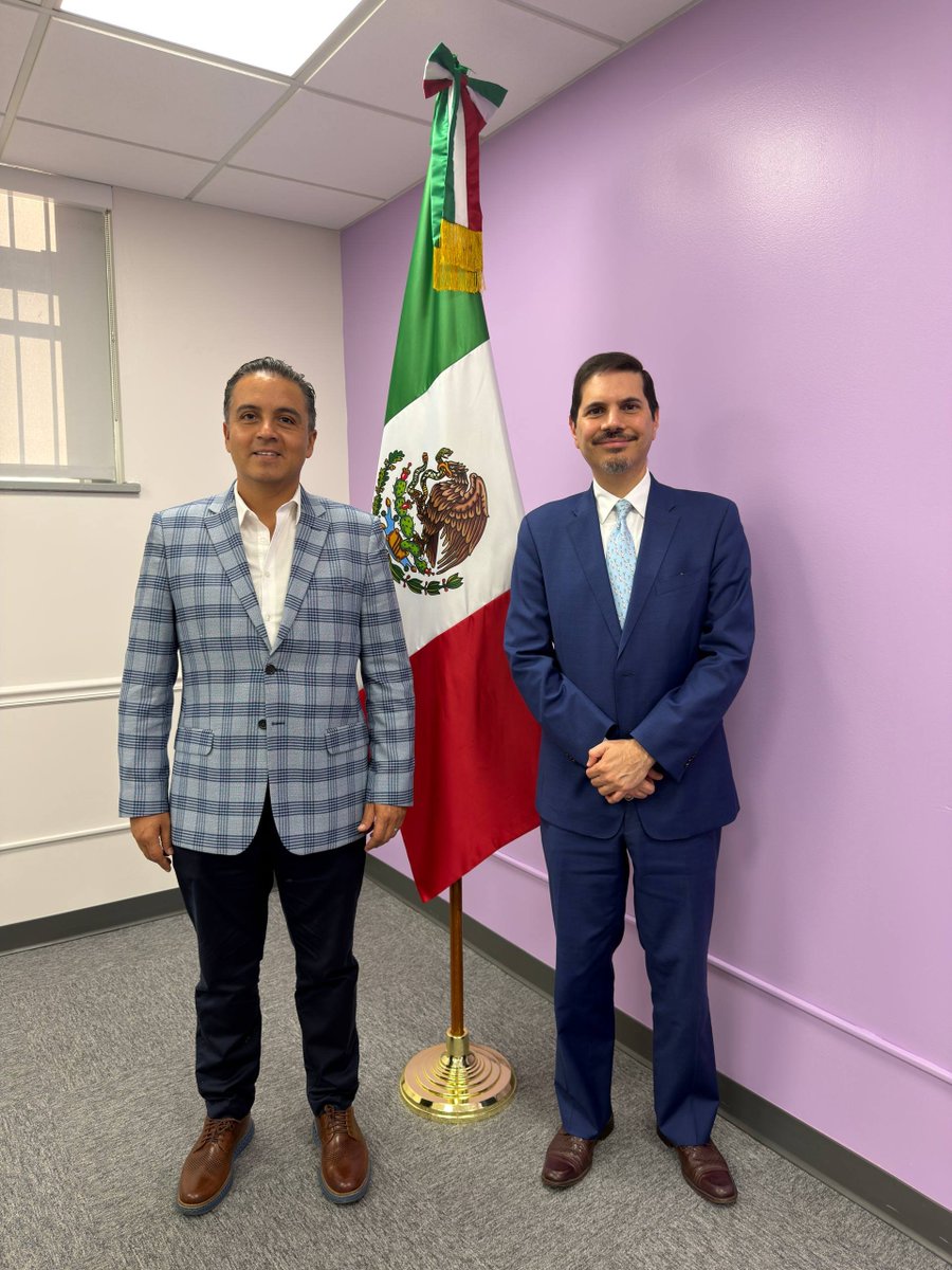 SEGOB_Queretaro's tweet photo. Establece #Querétaro canales de coordinación con el Consulado Mexicano en New Brunswick, Nueva Jersey.🤝

En seguimiento a las actividades programadas en Estados Unidos, el secretario de Gobierno, @Eric_gudino, realizó una visita de trabajo al cónsul adscrito, Alan Hubbard, del Consulado Mexicano en New Brunswick, con el propósito de establecer vínculos de colaboración para trabajar en el diseño de un modelo de atención integral para las personas queretanas migrantes que radican en el estado de Nueva Jersey.

Durante este encuentro, donde también estuvieron presentes las cónsules de Comunidades y Protección, Irma Larios y Marisol González, respectivamente, el funcionario estatal destacó que, mediante la coordinación entre este Consulado, el Gobierno del Estado y la sociedad civil organizada, será posible articular y fortalecer los canales de atención en beneficio de las y los queretanos en tránsito de la Unión Americana a nuestro país, en específico a Querétaro, que integren los servicios consulares y materiales informativos a través de la aplicación de la organización @FuerzaMigrante.

Asimismo, se presentó el modelo de la Caravana Migrante, que se lleva a cabo cada año en verano e invierno y que realiza @MigrantesUEC, con apoyo del @gobqro, con la intención de generar las condiciones que salvaguarden en todo momento la integridad de las y los migrantes queretanos que se trasladan a sus lugares de origen para pasar con sus familias los periodos vacacionales o establecerse de forma permanente.

Gudiño Torres consideró que afianzar vínculos entre las autoridades y la sociedad organizada es fundamental. A su vez, el cónsul Alan Hubbard destacó el acompañamiento que brinda el Gobierno del Estado a la #CaravanaMigrante.

Cabe destacar el reconocimiento al gobernador del estado, @makugo, por el impulso de políticas públicas en beneficio no solo de las y los ciudadanos en territorio estatal, sino también por el esfuerzo de llegar incluso a las y los queretanos radicados fuera de la entidad.

En esta reunión estuvieron presentes el coordinador de Atención Ciudadana, Luis Gonzalez; el presidente de la asociación @MigrantesUEC, Juan Fernando Rocha Mier; así como integrantes de la organización @FuerzaMigrante.

#AquíContigo