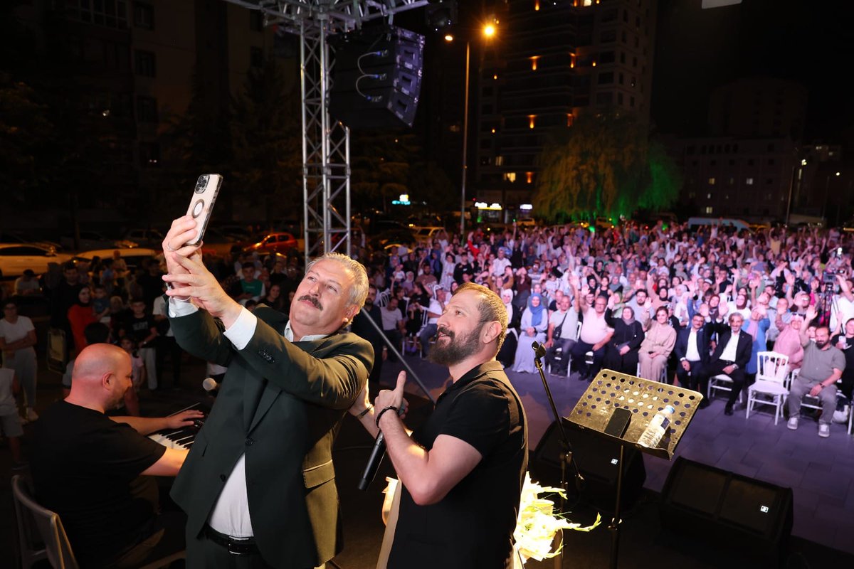 DrPalancioglu's tweet photo. Bu akşam Çarşı Melikgazi’miz harika bir konsere ev sahipliği yaptı.🎵🎹

Kıymetli sanatçımız Sayın Talha Bora Öge ve orkestrası ile şiir dolu, türkü dolu harika bir etkinlikte buluştuk.

Melikgazi’mizi kültür ve sanatla güzelleştirmeye devam edeceğiz. ✨ https://t.co/IT9Fsjyvig