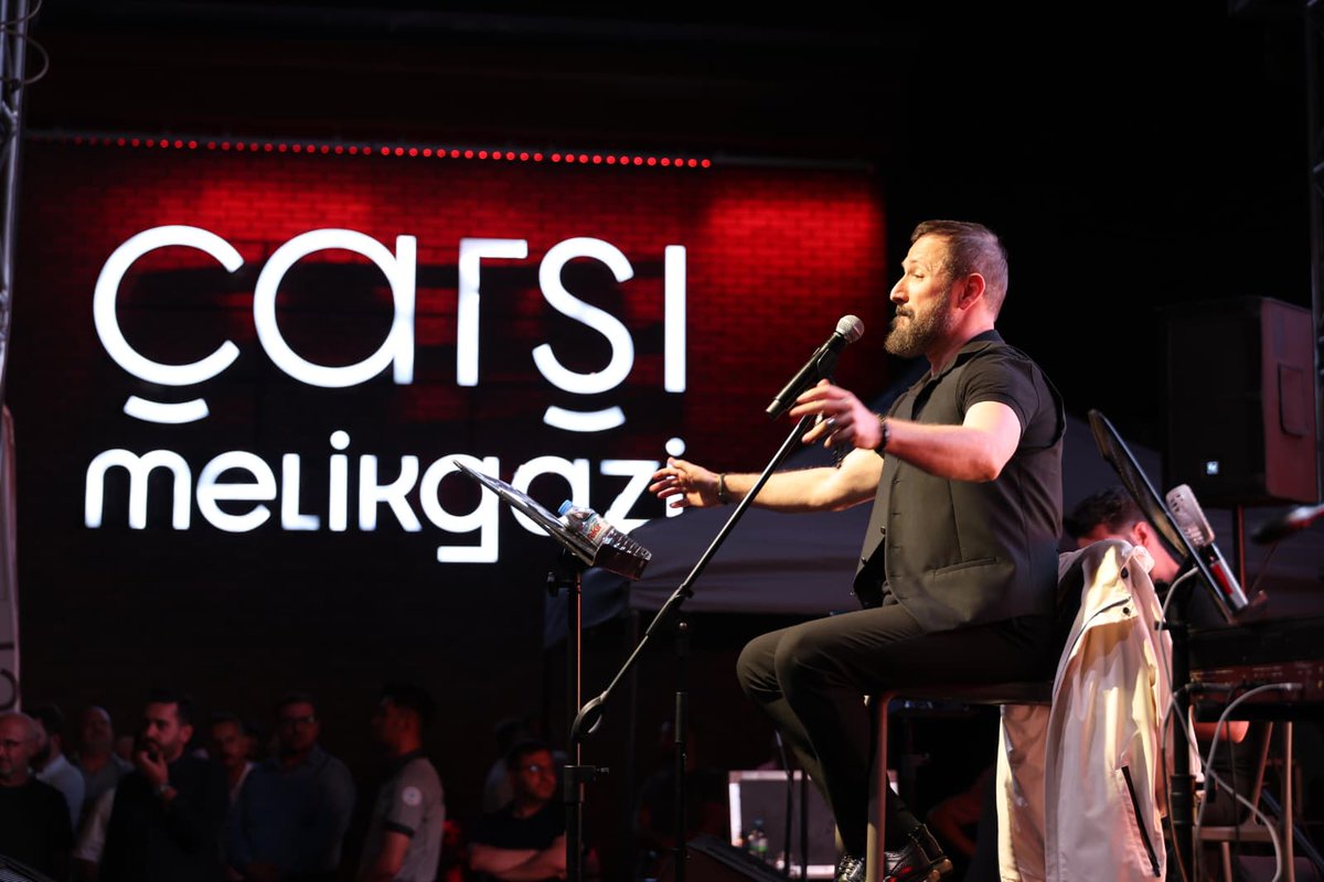 DrPalancioglu's tweet photo. Bu akşam Çarşı Melikgazi’miz harika bir konsere ev sahipliği yaptı.🎵🎹

Kıymetli sanatçımız Sayın Talha Bora Öge ve orkestrası ile şiir dolu, türkü dolu harika bir etkinlikte buluştuk.

Melikgazi’mizi kültür ve sanatla güzelleştirmeye devam edeceğiz. ✨ https://t.co/IT9Fsjyvig