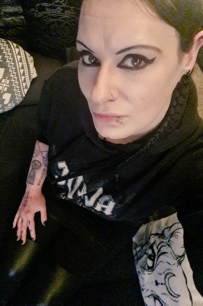 LadyDanielle7's tweet photo. Ich wünsche allen #Ladys und #Sklaven ein schönes Wochenende.Du kennst als #Sklave mit Sicherheit deinen Platz. Nein?Dann fang an damit,dir deinen Platz überhaupt erstmal zu verdienen.😌#Findom #Geldherrin #Moneydomme
Angefangen hier:
https://t.co/FDUQqbZGUA https://t.co/5Csk0DsSAs