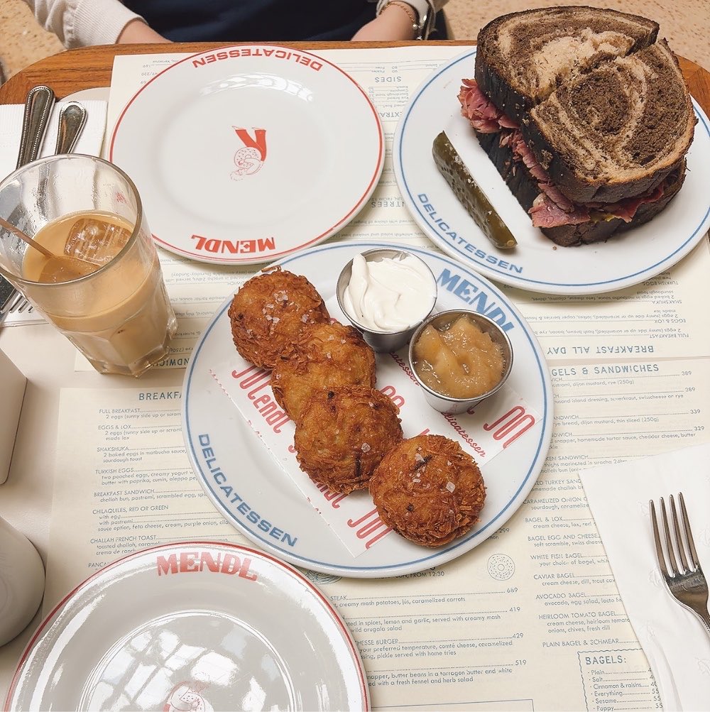 t1d0s's tweet photo. 今日行ったお店、久々に大当たりでした🥳
客層がほぼ外国人なのにアジア系我々しかいなかったのは意外。どの席もソファの背もたれにブランドバッグがズラッと並んでるのも面白かった笑 https://t.co/JALWDSAVBd