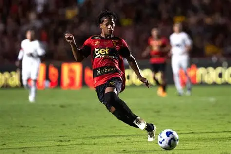 Neythanhg's tweet photo. Característica rara e essencial:

O tal “futebol moderno” exige hoje que para ter um time vencedor, se faz necessário um 1º volante que não apenas seja um bom combatente, mas que consiga construir, reger e ritmar suas equipes, Zé Lucas é especial nesse sentido. https://t.co/5K1OHrn3cl