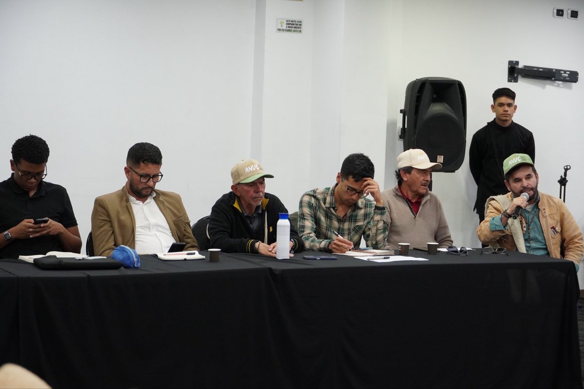 MinAgricultura's tweet photo. 🧵 El viceministro @Joseluenlaselva afirma que, además de las #APPA, 🌱 el país cuenta con otras herramientas para defender la protección del suelo rural y a las y los productores de la Agricultura Campesina, Familiar, Étnica y Comunitaria (#ACFEC), 👩🏽🌾 tales como:
➡️ Artículo 64 de la Constitución, el cual reconoce al campesinado como sujeto de especial protección. 📃
➡️ Artículo 65, sobre la protección especial del Estado a la producción y acceso a alimentos. 🍊🍌
Ambos fueron alcanzados en el Gobierno del presidente @PetroGustavo y la #RevoluciónPorLaVida. ❤️