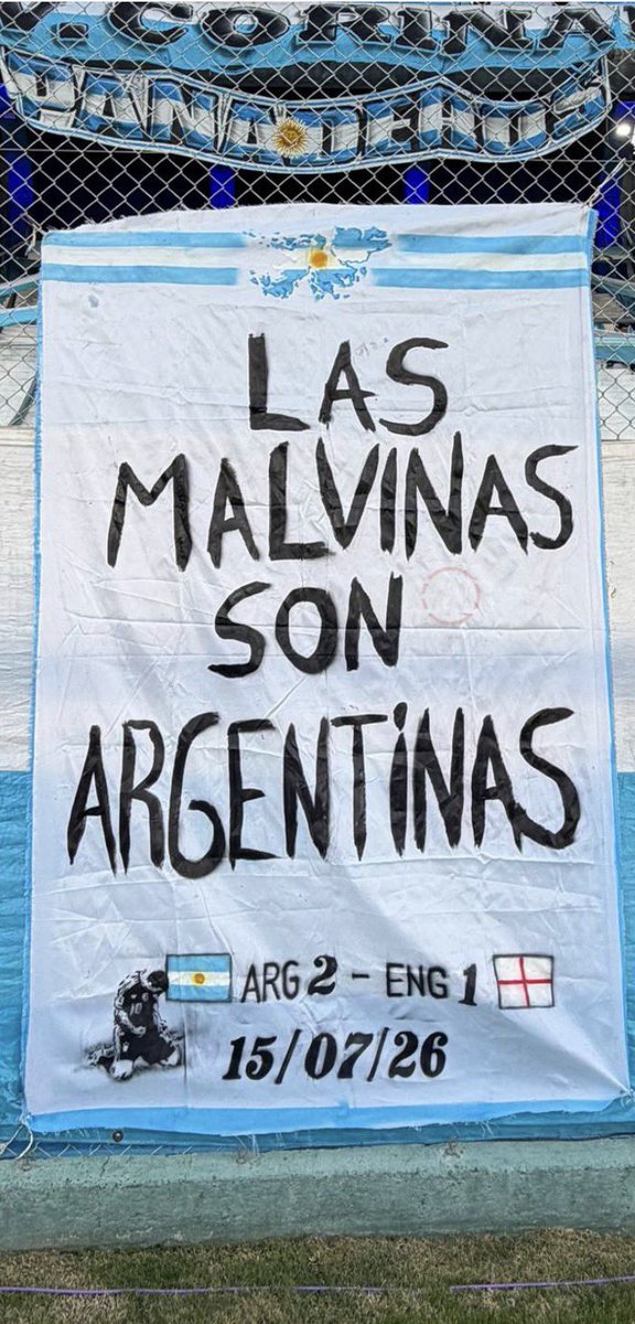 tucumano1922590's tweet photo. Tremendo el trapo en el Cilindro de Avellaneda ! 
Las Malvinas son Argentinas https://t.co/p8vn18VDaj