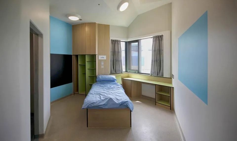 PolitlcsUK's tweet photo. 🚨 NEW: Southport killer Axel Rudakubana will stay in a university-style room and have access to a gym, cafe and TV at Broadmoor Hospital https://t.co/DaDJsZQ2vp