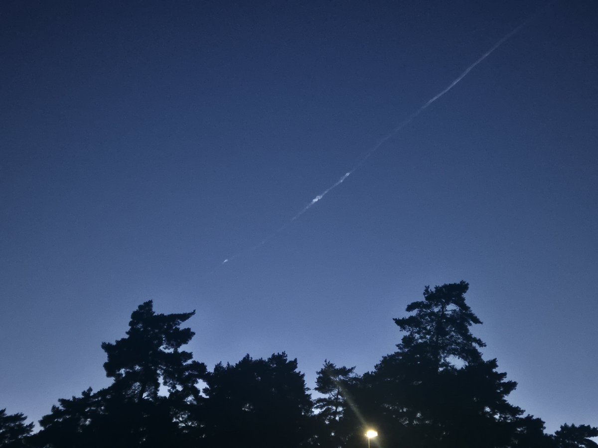 mitMilchschaum's tweet photo. Haben gerade einen #Meteorit (oder so) gesehen https://t.co/6M51AhGRVz
