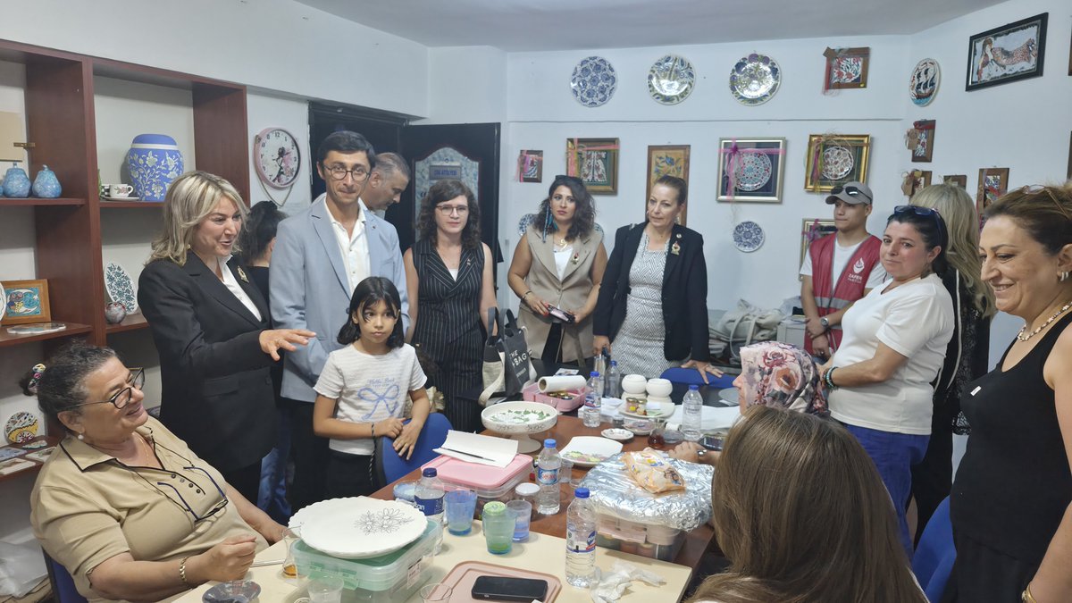 ZaferOrhangazi's tweet photo. Dayanışmanın ve Emeğin Merkezi "Orhangazi Gönüllü Evi" 🇹🇷

Kadın, Çocuk ve Aileden Sorumlu Genel Başkan Yardımcımız Sayın Suzan Küçüksaraç ile bugünkü programımızın son durağında Orhangazi Gönüllü Evi'nin misafiri olduk. 
Çeşitli kurslarda eğitim gören, sosyalleşen ve harika el emeği ürünler ortaya koyan kadın hemşehrilerimizle bir araya geldik. Gönüllü Evinin faaliyetlerini inceleyerek, kadınlarımızın sosyal hayata katılımlarının Orhangazi için ne kadar değerli olduğunu bir kez daha gördük. 
Bizi güler yüzleriyle ağırlayan Gönüllü Evi'nin kıymetli yöneticilerine, öğretmenlerine ve tüm kursiyere teşekkür ediyoruz.

@zaferpartisi16
@SuzanKucuksarac
@CihatGZ
@YYakup89

#ZaferPartisi #Orhangazi #GönüllüEvi #KadınEmeği