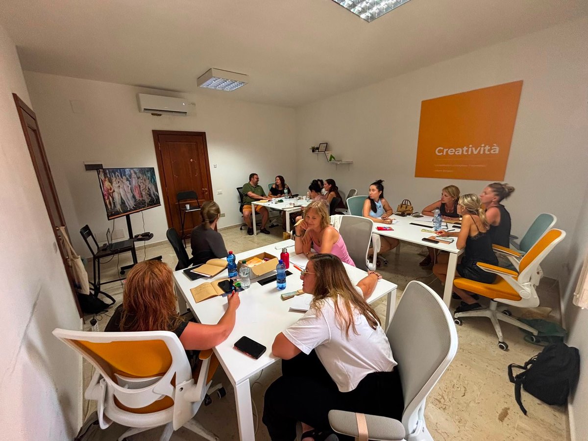 ErasmusCFIE_Mir's tweet photo. 🇪🇺 🇮🇹... y  Janire Zafra, @EOIMiranda, termina una semana en Trapani aprendiendo, compartiendo ideas con profes de diferentes países y descubriendo nuevas formas de hacer las clases de idiomas más creativas y dinámicas

#ErasmusPlus
#internacionalizaCyL
#formaciónCyL https://t.co/7gDz07NFVi