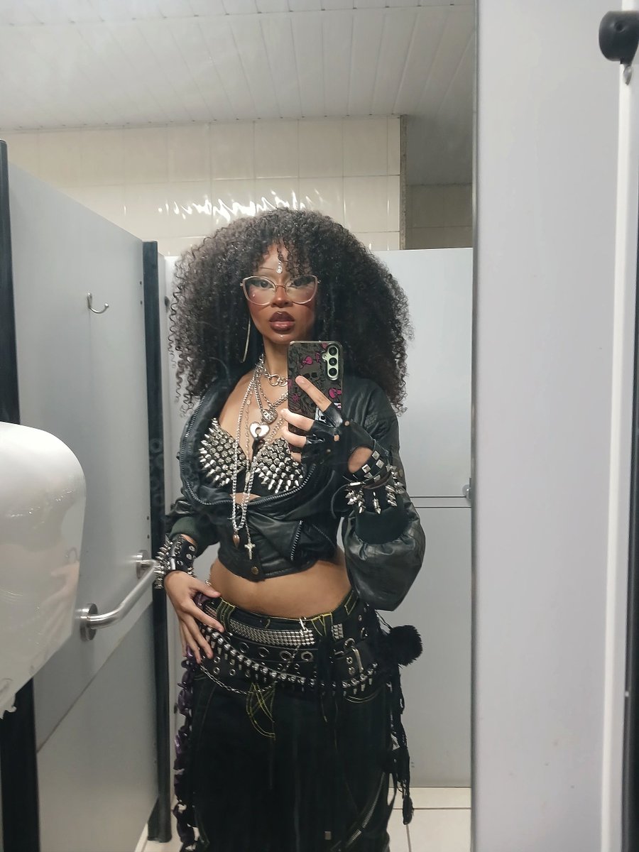 bibipikonapreta's tweet photo. O peso que carrego de ser a única vampira morcegona dessa cidade 🦇⛓️ https://t.co/R2eA0X6p8F