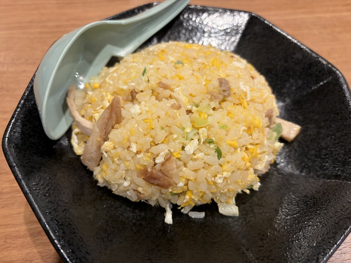 sakenzz's tweet photo. 昨日は町田商店で夜ご飯
自分はチャーハンセット、嫁は特製つけ麺、子供はネギラーメンをいただきました
チャーハンおいしかった〜

今、小学生以下のお子様ラーメン無料キャンペーン中なので、親子連れがすごく多かったですね

#株主優待
#ギフト https://t.co/s3K6VjnSV2