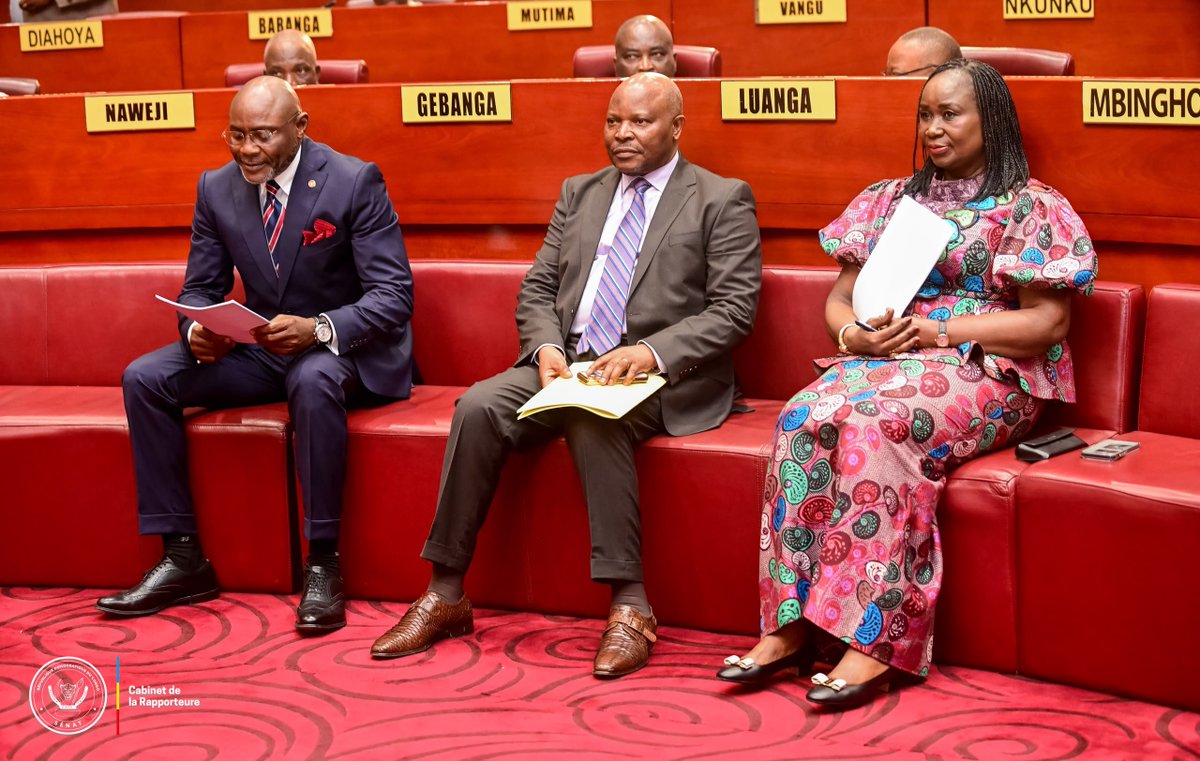 senatrdc's tweet photo. Le Sénat a voté ce jeudi 23 juillet, le projet de loi modifiant la loi n°14/005 du 11 février 2014. Objectif:  Pallier les insuffisances constatées dans son application face au nouveau contexte économique et géostratégique. Un environnement marqué par une demande croissante des minerais critiques.

Il s'agit d'une  réforme qui clarifie le régime répressif des infractions fiscales, douanières et de change.
Qui plus est, cette réforme sécurise le remboursement de la TVA et le transfert des capitaux. S'ajoute  à cela, la création d'un Guichet Unique pour mieux coordonner les recettes. 
D'ores déjà, l'APCSC est confirmée comme établissement public de suivi des conventions et instaure un régime de stabilisation fiscale.
À tous égards, l'enjeu est de renforcer la gouvernance, la transparence et la traçabilité des recettes. Tout en favorisant la transformation locale des ressources, le contenu local et le développement des infrastructures. 
Le texte de loi voté ce jour au Sénat prévient également les contournements par cession d'actifs.
Par ailleurs, cette nouvelle loi maintient expressément les droits acquis et avantages garantis aux conventions antérieures, assurant ainsi la sécurité juridique des partenariats existants tout en modernisant le cadre pour les futurs projets structurants.
Votée en des termes divergents par rapport à la version approuvée par l'Assemblée nationale, ladite loi sera envoyée à la Commission mixte paritaire des deux chambres parlementaires en vue de produire une version finale harmonisée.