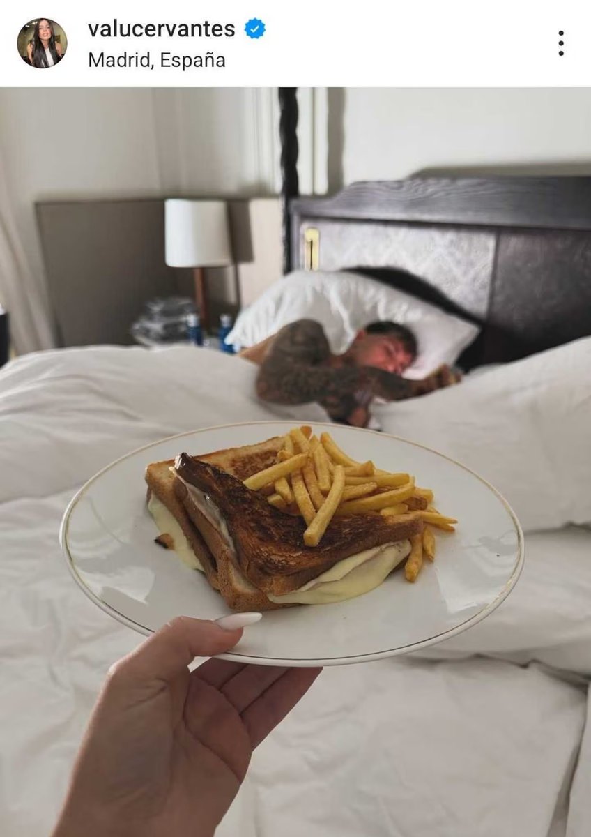 XxiJusticia's tweet photo. Valentina Cervantes sorprendió a Enzo Fernández en la cama: le llevó tostados y papas fritas, la debilidad del jugador. (Foto: instagram/valucervantes) 😍 https://t.co/J0vdIOisS7