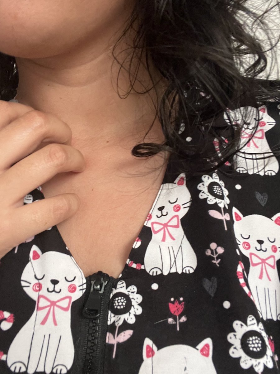 MelissaQueenGod's tweet photo. This neckline is a little bare. Goddesses need to be adorned with accessories. https://t.co/afEyg13vi1