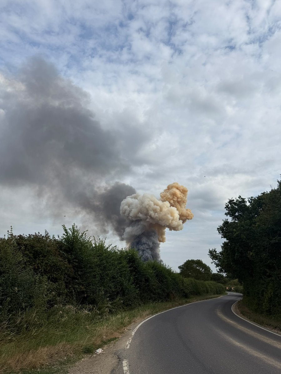 madmitchization's tweet photo. #EssexLive #essexexplosion #Rettendon @ECFRS https://t.co/hDWeE0mPlG