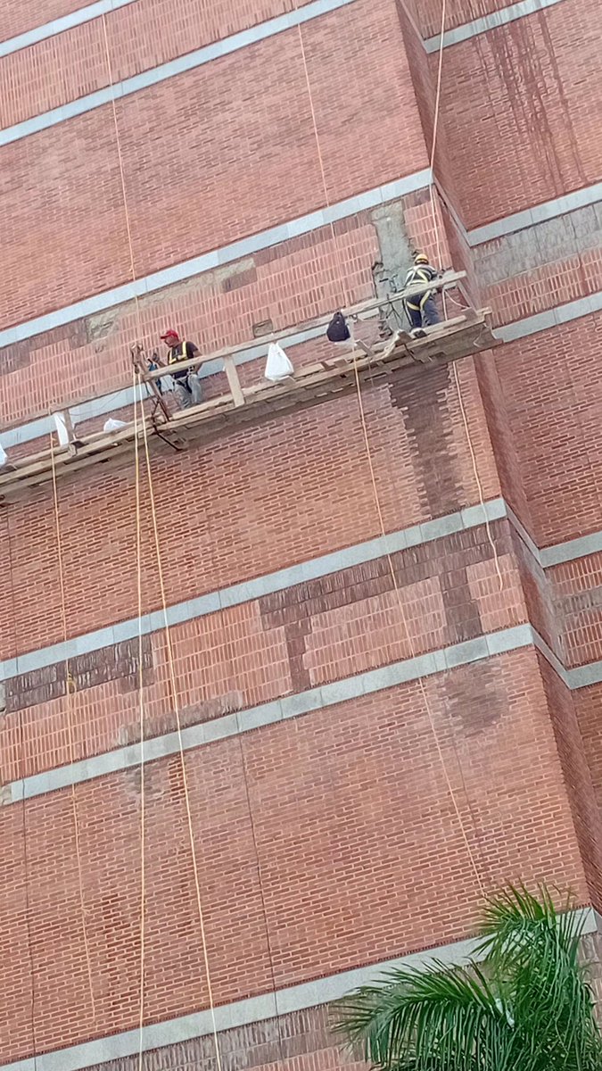 miranda5410's tweet photo. A un mes del fatídico día de San Juan, el Sambil de la Candelaria está desapareciendo de sus fachadas los testimonios de los inéditos sismos que entristecieron y enlutaron la Patria del Dr José Gregorio Hernández. 
Que Dios tenga misericordia de nosotros y del mundo entero 🙏 https://t.co/xkhLkSKdTI