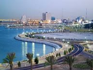 DanaAlkaled's tweet photo. انت لو بحثت شوي كان عرفت القروض المقدمة للسيسي من قبل دول الخليج من اراضي 

فيما يلي تفصيل أدق لأرقام وطبيعة الودائع الحالية للدول الخليجية في البنك المركزي المصري، بالإضافة إلى تفاصيل تحول الدعم إلى النموذج الاستثماري المباشر: 
أولاً: تفاصيل الودائع الخليجية الحالية في البنك المركزي المصري
تبلغ القيمة الرسمية لإجمالي الودائع الخليجية المتبقية لدى البنك المركزي المصري نحو 18.3 مليار دولار، وتتوزع كالتالي: 

المملكة العربية السعودية: تمتلك الحصة الأكبر من الودائع متوسطة وطويلة الأجل بقيمة تبلغ نحو 10.3 مليار دولار.

دولة الكويت: تحتفظ بودائع يبلغ إجماليها 4 مليارات دولار (مقسمة على شريحتين، جرى تجديدها بانتظام لدعم الاحتياطي النقدي).

دولة قطر: تمتلك ودائع مستقرة في البنك المركزي بقيمة 4 مليارات دولار
دولة الإمارات: كانت تمتلك ودائع بقيمة 5.6 مليار دولار، ولكن جرى تصفيرها بالكامل وتحويلها إلى استثمارات مباشرة ضمن صفقة رأس الحكمة

ثانياً: تفاصيل "صفقة رأس الحكمة" الاستثمارية
تُعد صفقة تطوير مدينة رأس الحكمة الواقعة على الساحل الشمالي بمصر، الممتدة بالشراكة مع الإمارات، نقطة التحول التاريخية من نموذج "الودائع الدائنة" إلى "الاستثمار التنموي المباشر". وتتلخص تفاصيلها الممالية فيما يلي: 

•القيمة الإجمالية الصافية: بلغت قيمة الصفقة 35 مليار دولار كاستثمار أجنبي مباشر دخل الخزينة المصرية.
•آلية التمويل الذكي: انقسمت الـ 35 مليار دولار إلى قسمين:
1أموال سائلة جديدة (كاش): ضخت الإمارات 24 مليار دولار كأموال نقدية جديدة من الخارج مباشرة إلى مصر.
2تحويل الديون إلى أصول: جرى التنازل عن 11 مليار دولار كانت عبارة عن ودائع إماراتية سابقة داخل البنك المركزي المصري، وتحويلها بالكامل إلى استثمارات بالعملة المحلية للمشروع. هذا الإجراء خفّض الدين الخارجي لمصر فوراً بالقدر نفسه. 
•الأرباح المستدامة: لا تقتصر الصفقة على البيع، بل تضمن للدولة المصرية حصة مستمرة بنسبة 35% من أرباح المشروع طوال فترة تشغيله وتطويره.
ثالثاً: مساعي تعميم النموذج الاستثماري مع بقية الدول
بسبب نجاح هذا النمط، تسير المفاوضات الحالية نحو تحويل بقية الودائع إلى مشاريع استثمارية 

قائمة: 
الكويت: تجري محادثات متقدمة لتحويل جزء من الودائع الكويتية البالغة 4 مليارات دولار إلى حصص ملكية واستثمارات مباشرة تشمل قطاعات الموانئ، والخدمات اللوجستية، والطاقة المتجددة.
السعودية: يركز صندوق الاستثمارات العامة السعودي على شراء حصص في الشركات الحكومية المصرية المطروحة ضمن برنامج الخصخصة بدلاً من تقديم قروض جديدة.
إذا كنت مهتماً بالجانب الاستثماري، هل ترغب في معرفة الشركات والقطاعات المصرية الأكثر استقطاباً للاستثمارات الخليجية حالياً؟