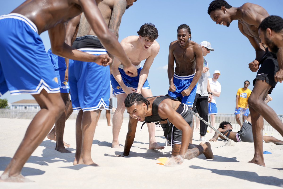 HofstraMBB's tweet photo. Office for the day 🏖️⛓️

#PrideOfLI https://t.co/LQQHaoIkyS