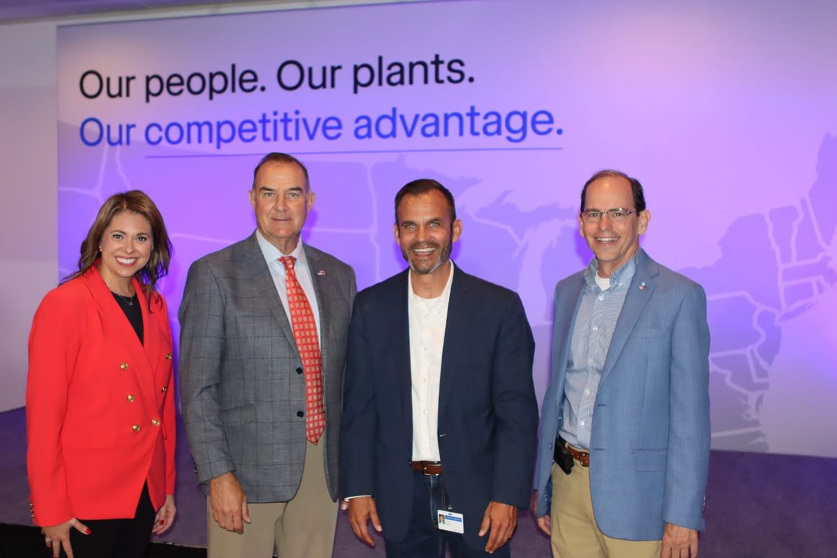 MoEcoDevo's tweet photo. Today, #TeamDED's Director Michelle Hataway joined @GovMike Kehoe and @MODOT Commissioner Ed Hassinger to celebrate @GM’s incredible $157M investment in the Wentzville Assembly Plant! This milestone is a testament to the power of strong partnerships &amp; #MO’s world-class workforce. https://t.co/9IOFg4J5aK