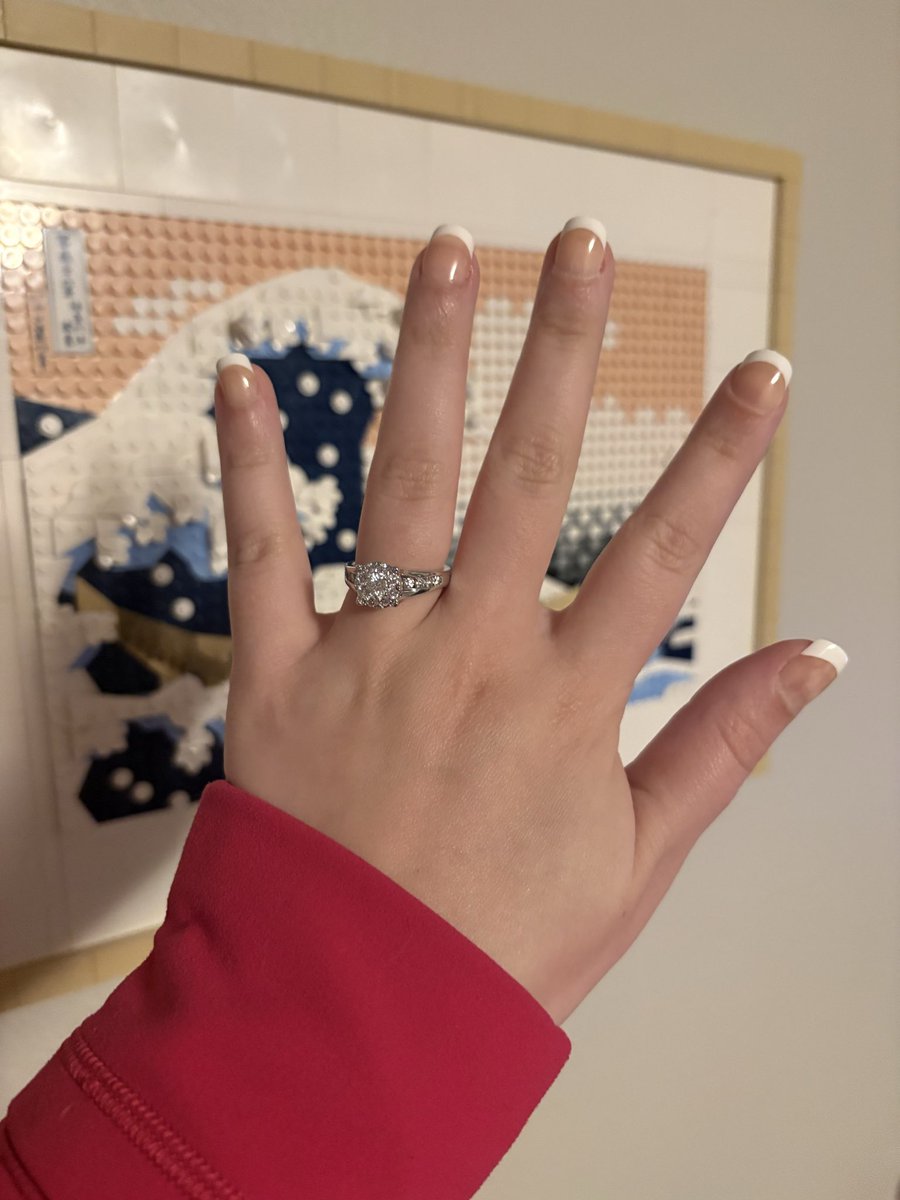 transatlnticism's tweet photo. im a fiancé 🥹💍 https://t.co/bg64A21KHx
