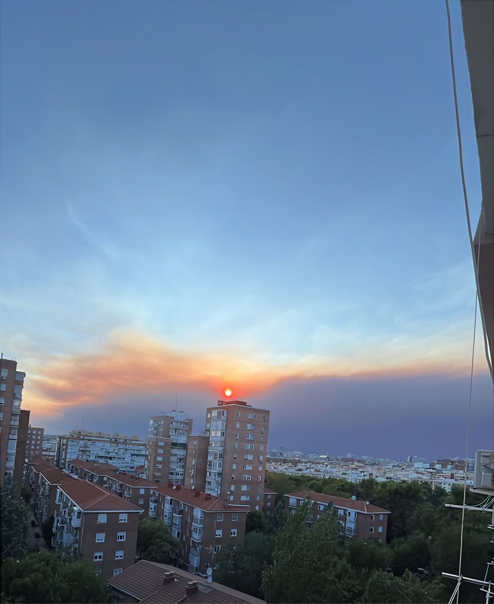 12mquintero's tweet photo. Todos los alrededores de Madrid en llamas 😭 https://t.co/LeiYKbZh7U