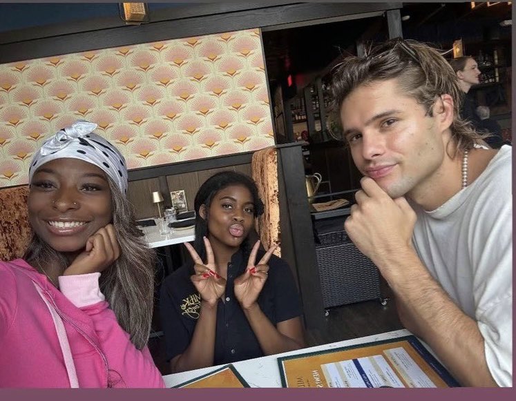 _Trinitycrave's tweet photo. Trinity and Bryce with a fan 🫶🏼🥹 https://t.co/snu8OP4qrA