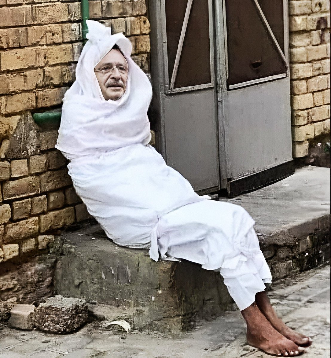 totemcihaluk's tweet photo. Kapıdan kovuyorsun camdan giriyor, camdan kovuyorsun bacadan giriyor.
Mezara koy aynen böyle gelir..😀
Bu hain ile çok işimiz var...😏 https://t.co/ZH2UTLF5Gz