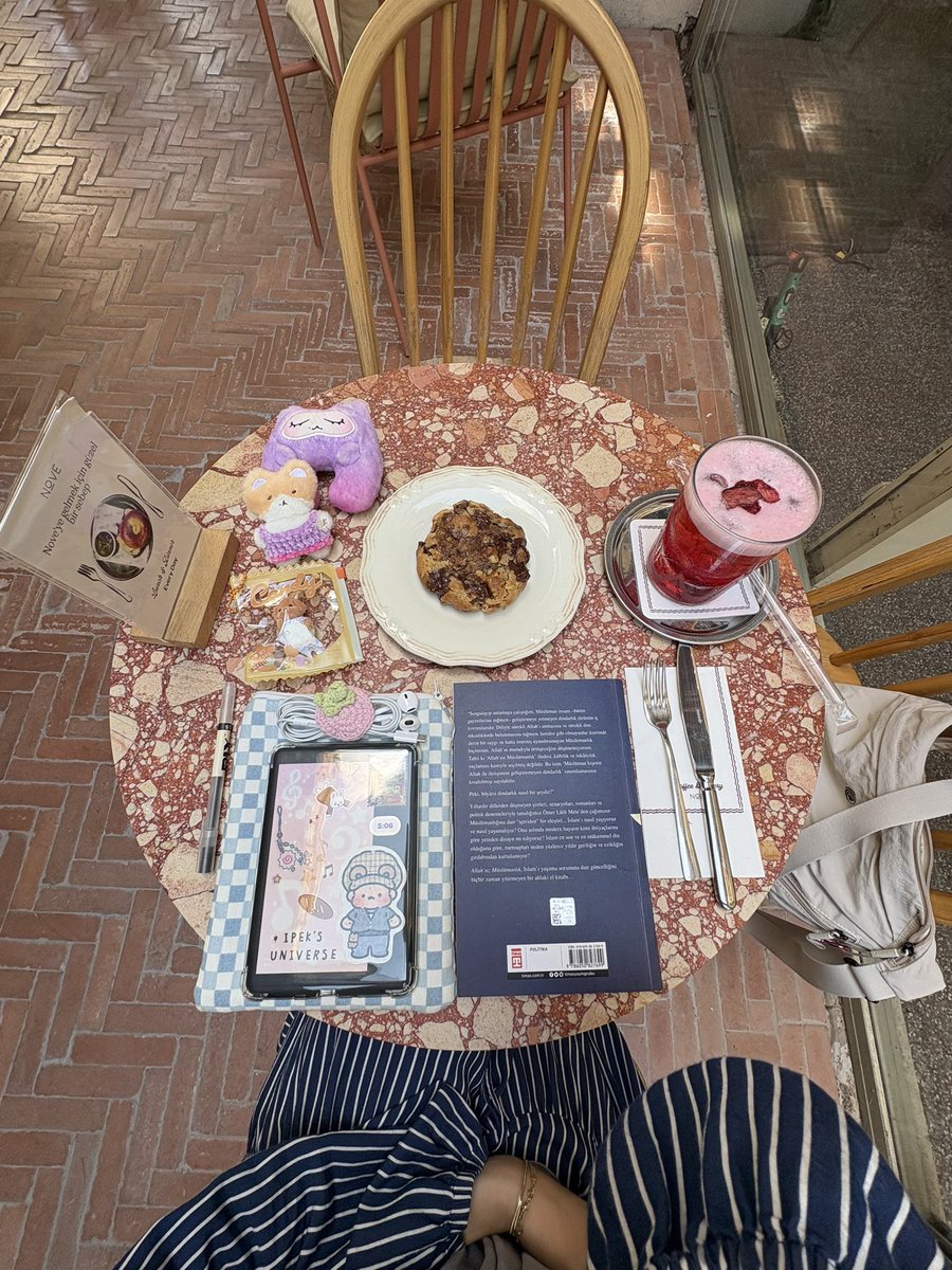 ee_hundred_eri's tweet photo. #백현아오늘은 셀프데이트 날~~!📚🍪🍷💗🐶
새 강아지 인형이랑 맛있는걸 마시고 꿀맛이난 쿠키도 먹어봤다!ㅎㅎ 책도 읽고 잼있는데.. 청년들이 많아서.. 좀 시끄러웠어ㅠㅠ그리고..원래 가고싶었던 카페 닫겨 있었다보니..여기 찾기 위해 많이 걸었다.. 힘들었잖아..이번 셀프 데이트 그냥..ㅋㅋ🫣 https://t.co/JO2mjlBEwK