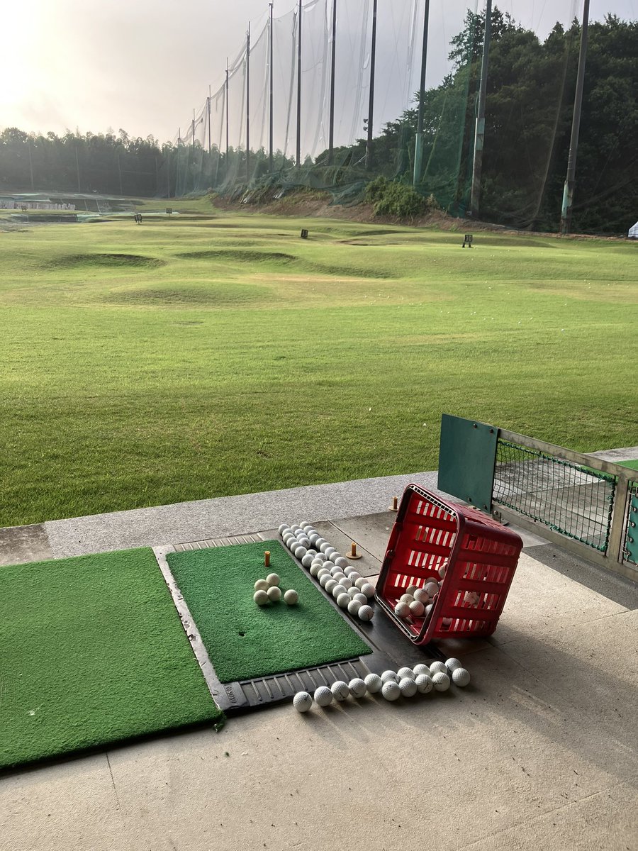 kenbou826's tweet photo. 朝から打ちっぱなし⛳️
アイアン全然当たらない😭
しょぼくれて帰ろうとしたら3打席隣で打ってたおじちゃんが「これもし良かったら…」と40コくらいボールをくれた。
アイアン当たらないからもうちょい打ちたいと思ってたら思いがけないサプライズ😮
ありがとうおじちゃん😊
ま、俺もおじちゃんだけど🤣 https://t.co/Gdne6VnYhB