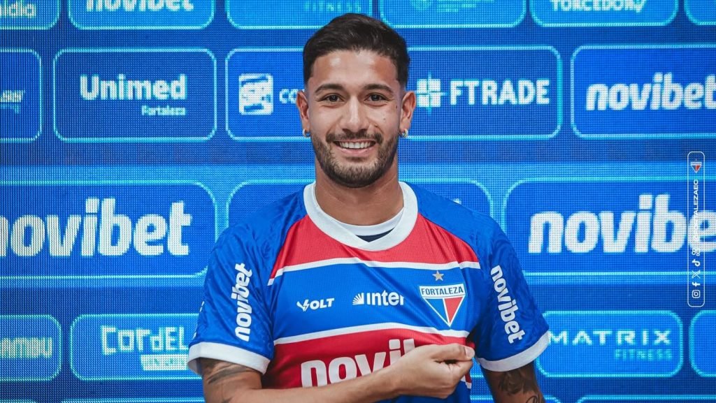 boraleao_'s tweet photo. 😥Fortaleza sofre transfer ban da FIFA por dívida de Mancuso

O Fortaleza foi punido pela FIFA com um transfer ban nesta sexta-feira (24) por uma dívida na contratação do lateral-direito Mancuso junto ao Estudiantes. Com a sanção, o clube está impedido de registrar novos jogadores por três janelas de transferências. Segundo o balanço financeiro mais recente, ainda restam R$ 3,3 milhões a serem pagos pela negociação.