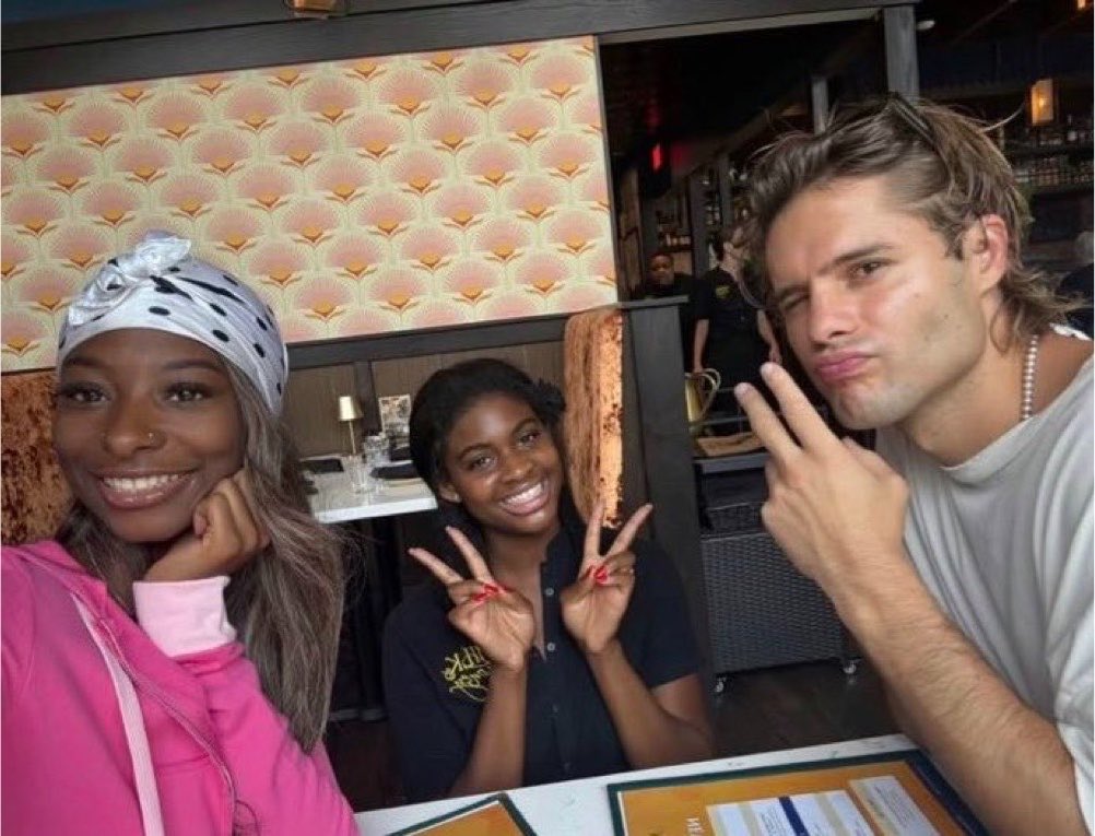 brinitybase's tweet photo. trinity and bryce with a supporter https://t.co/BzShINyD2j