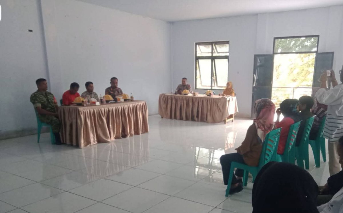 koramilwlg7's tweet photo. Walmas - Danpos Kec. Walenrang Koramil 1403-07/Walenrang (Pelda Himawan) menghadiri undangan rapat pemantapan HUT RI ke-81 bertempat di Kantor Kecamatan di Desa Batusitanduk, Kec. Walenrang, Kab. Luwu.
#mabestni #kodam #korem #kodim #babinsa https://t.co/bYKboMLNrC