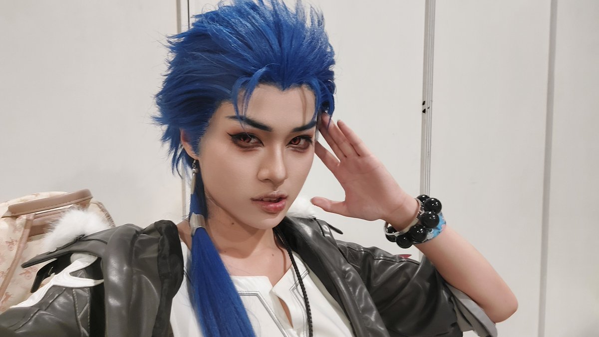 dummydumsuu's tweet photo. The power of makeup ig? https://t.co/FdlKkOqoWx