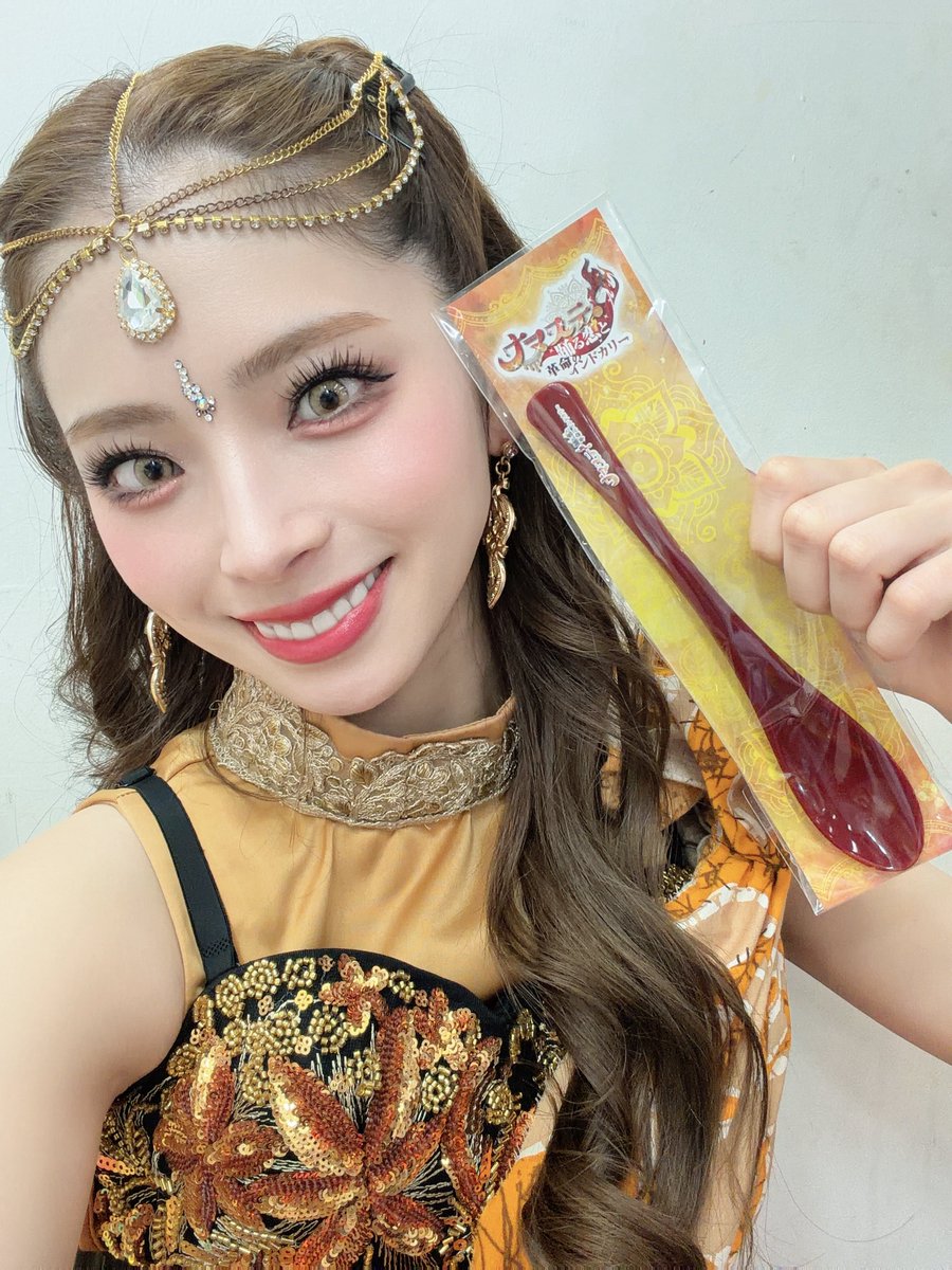 Y_Minon2001's tweet photo. おはようございます🌞
#ナマステ　本日も2公演お待ちしております！

皆様グッズはゲットしてくださいましたか！？🫚沢山ゲットしてね🇷🇺

私はチャームがお気に入り！！
アクスタはネット限定だよ！

劇場に来れない方も是非チェックしてね！
https://t.co/TjfgAlhqNx

応援グッズのスプーンもかわいい https://t.co/yCFALsyqGn