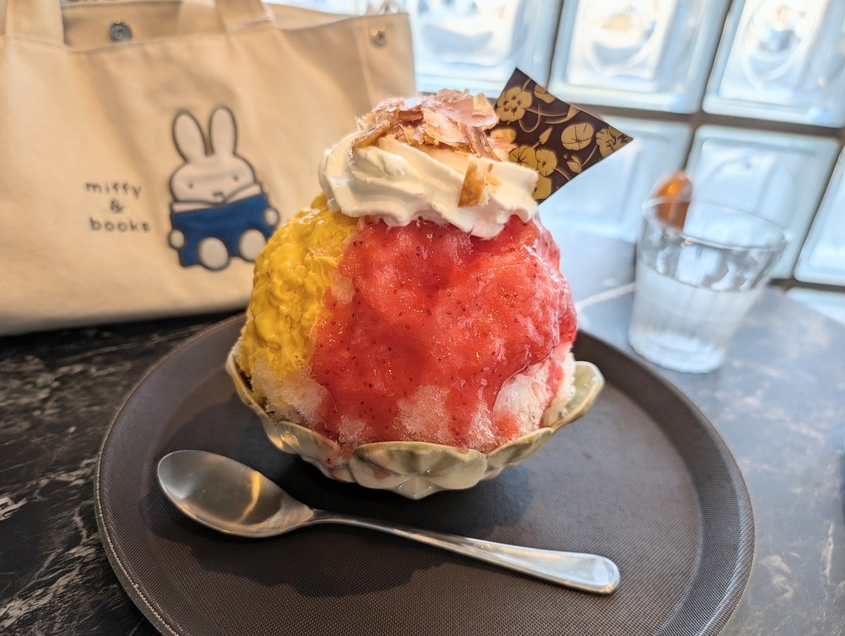 wonka1030's tweet photo. おはようございます✨

寺田町駅近くのかき氷屋さん🍧
今年の夏は、JR環状線付近のかき氷屋さんを制覇していこうかと思います❗️
これは、こおり屋金連花というお店の看板かき氷です
味も濃いめで、ホイップやチョコもトッピング去られ、まるでケーキのようなかき氷でした✨

#かき氷 https://t.co/dfZiRRFUmP