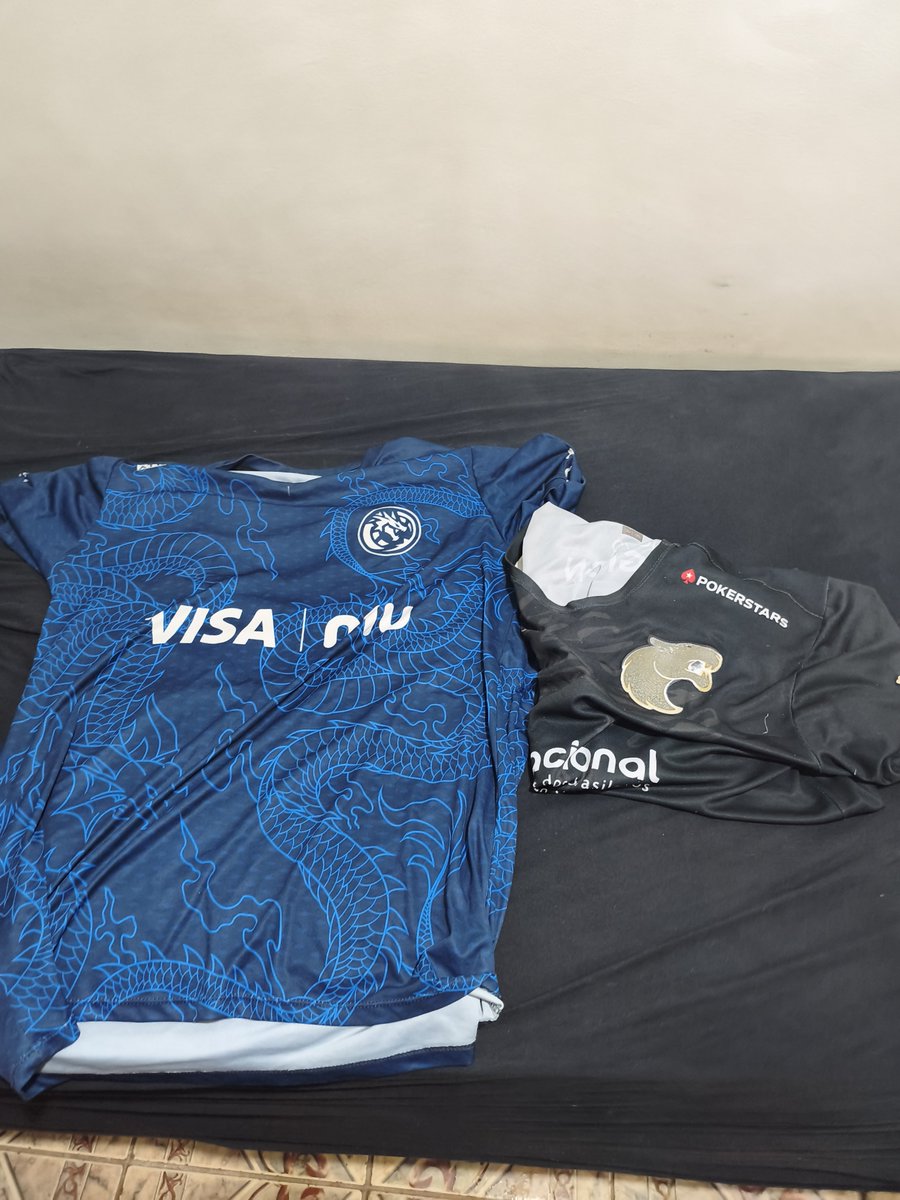 kntzvlr's tweet photo. Vtmnc Furia Val, vai virar tapete.
Duvido alguém divinhar o que está escrito atrás da blusa da LEV. https://t.co/v7JjuPuAHp