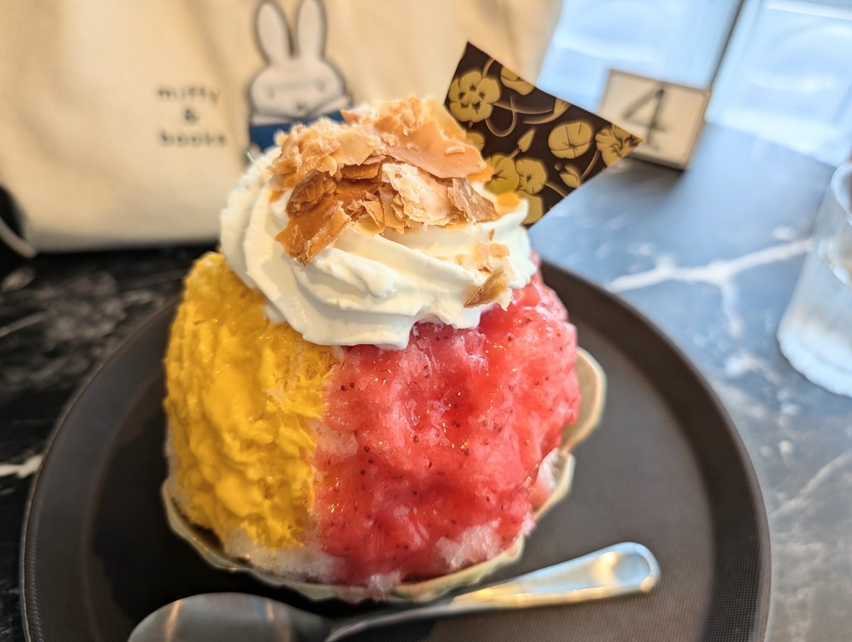 wonka1030's tweet photo. おはようございます✨

寺田町駅近くのかき氷屋さん🍧
今年の夏は、JR環状線付近のかき氷屋さんを制覇していこうかと思います❗️
これは、こおり屋金連花というお店の看板かき氷です
味も濃いめで、ホイップやチョコもトッピング去られ、まるでケーキのようなかき氷でした✨

#かき氷 https://t.co/dfZiRRFUmP