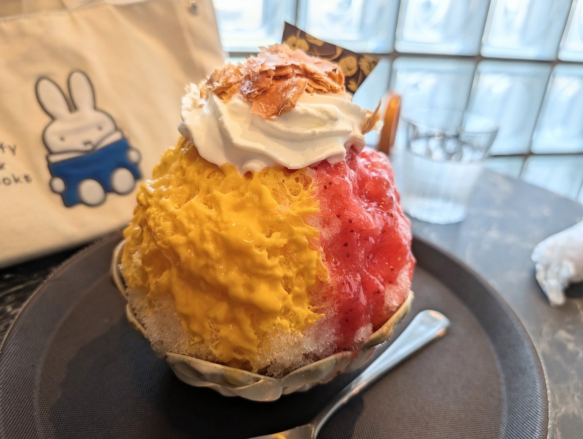 wonka1030's tweet photo. おはようございます✨

寺田町駅近くのかき氷屋さん🍧
今年の夏は、JR環状線付近のかき氷屋さんを制覇していこうかと思います❗️
これは、こおり屋金連花というお店の看板かき氷です
味も濃いめで、ホイップやチョコもトッピング去られ、まるでケーキのようなかき氷でした✨

#かき氷 https://t.co/dfZiRRFUmP