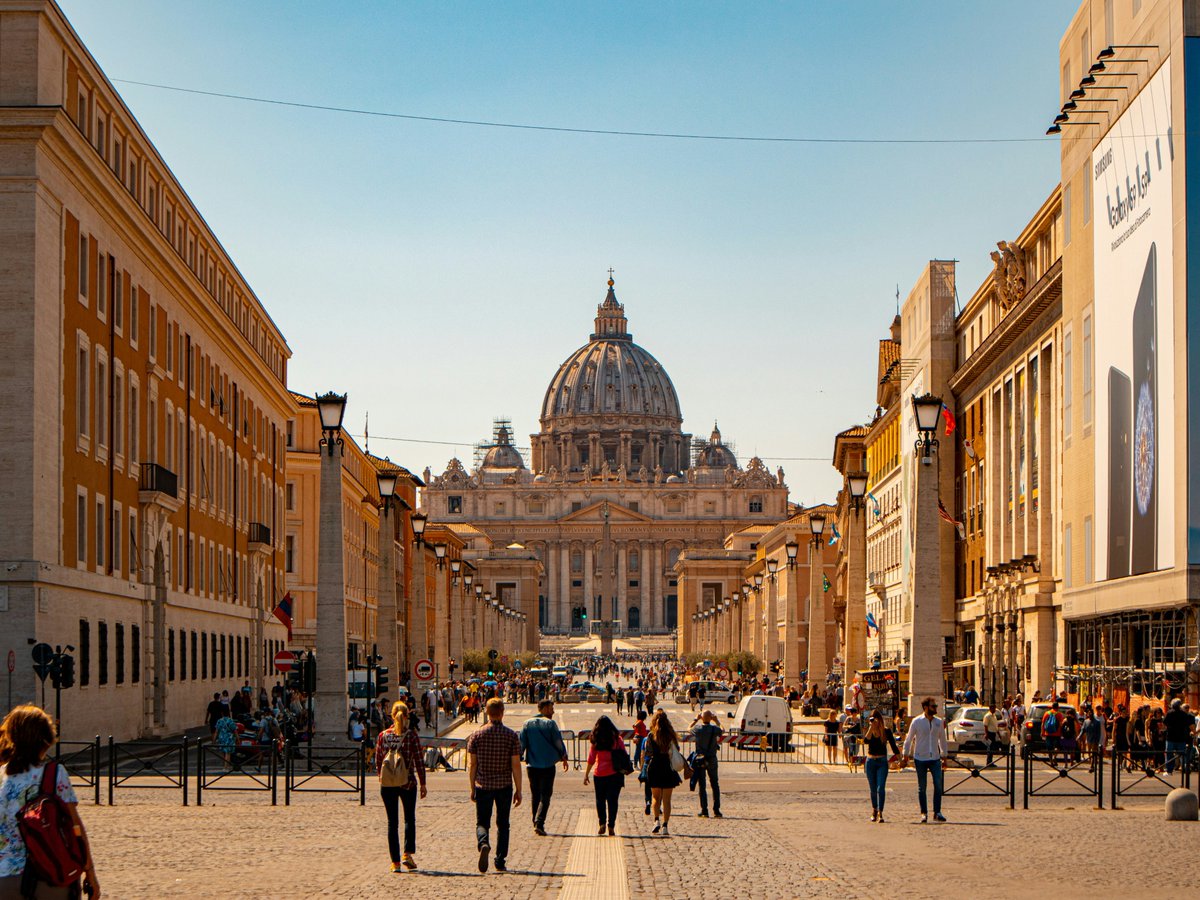 PatrickBreukers's tweet photo. 🇮🇹🇻🇦 The VIA DELLA CONCILIAZIONE (Road of the Conciliation; c. 500m/1,600ft in length) where you leave Italy/Rome and enter PIAZZA SAN PIETRO (St Peter's Square) in Vatican City. In the middle of the photo you see BASILICA DI SAN PIETRO (St Peter's Basilica). Also see thread below for a further explanation.
