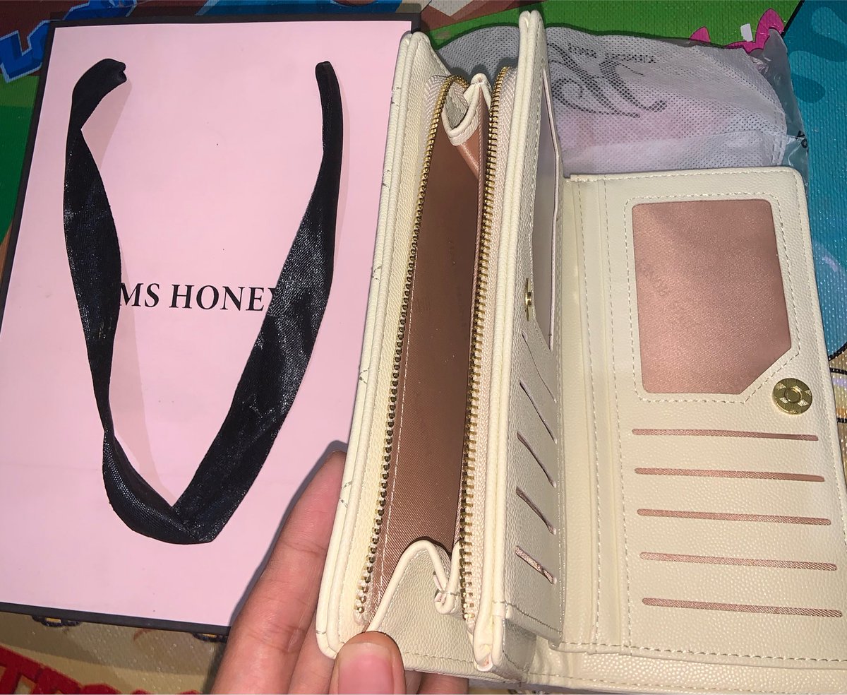 mucronataa's tweet photo. @crimeonme ni dompet jims honey blm pernah dipke, ambil berapa ajhh bebas https://t.co/1tLMc8joIl
