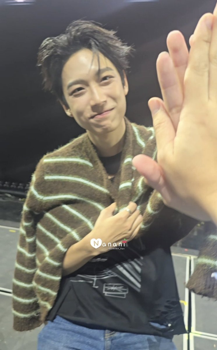 NANANA_Han's tweet photo. รอยยิ้มตอนตี2 จากโซนรองสุดท้าย ไม่ขอบคุณที่อดทนขนาดนี้เพราะพี่ก็ไม่อยากให้หนูฝืนขนาดนี้เหมือนกัน ขอบคุณรอยยิ้มที่ส่งให้กันนะคับ ขอบคุณที่เป็นความสุขให้กัน พักผ่อนเยอะๆ หายไวๆ หลับไม่ฝันนะไอ้ตูดหมึก 

#NEXnattakit
#BUS_LIGHTASONE_D1 https://t.co/9Fl5KgdlAw