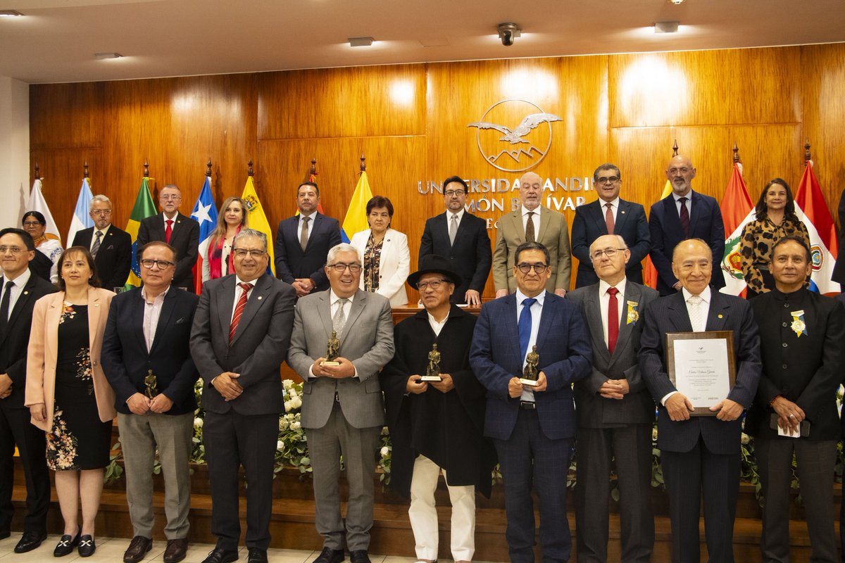EduSuperiorEc's tweet photo. 🇪🇨 Participamos en la Sesión Solemne organizada por la @uasbecuador, en conmemoración del natalicio del Libertador Simón Bolívar.

✅ Un espacio para recordar su legado histórico y su aporte a la construcción de sociedades soberanas y comprometidas con el desarrollo de la región. https://t.co/oyNNm5vSR0