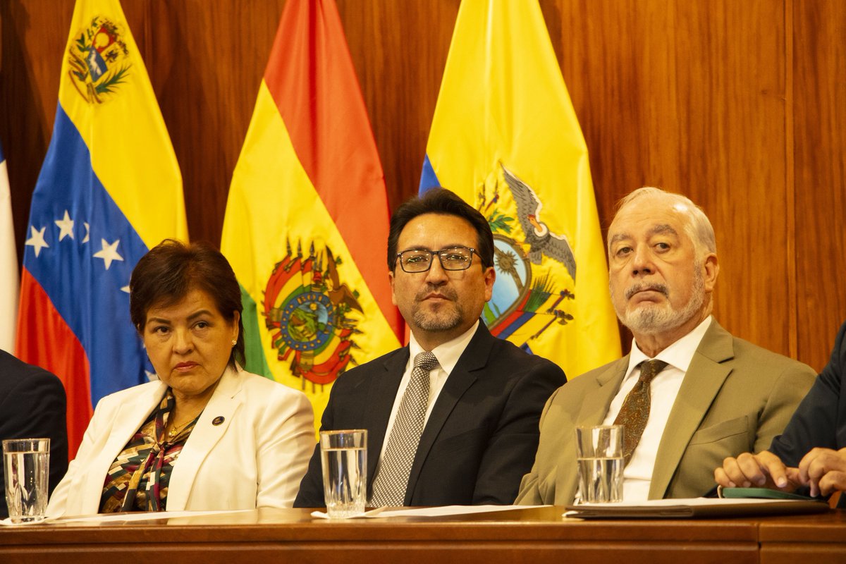 EduSuperiorEc's tweet photo. 🇪🇨 Participamos en la Sesión Solemne organizada por la @uasbecuador, en conmemoración del natalicio del Libertador Simón Bolívar.

✅ Un espacio para recordar su legado histórico y su aporte a la construcción de sociedades soberanas y comprometidas con el desarrollo de la región. https://t.co/oyNNm5vSR0