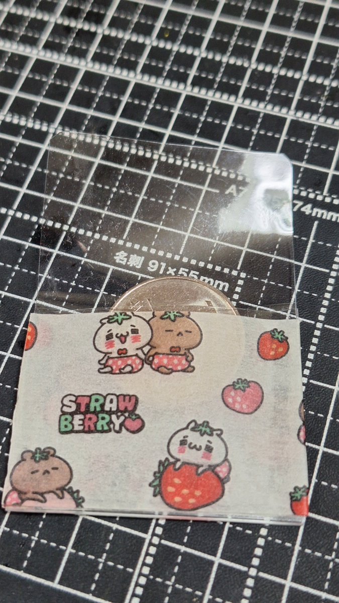 mamav_v's tweet photo. 買い物の時
カート用の100円
財布から出すのめんどくさいから
あまった軟質ケースとマステで簡易的なケース、試作で作ったけど
フタをどうするか悩み中…🤔

最終、磁石つけてキーホルダー的なものにしたいなぁ https://t.co/JrLigcZNEl
