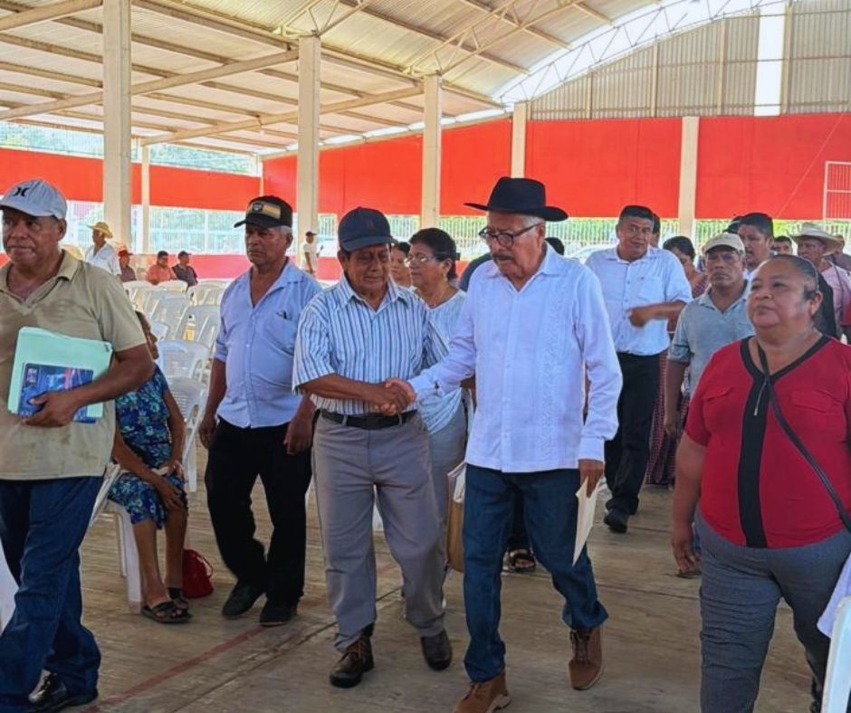 HctorSnche2284's tweet photo. Llevar energía eléctrica a nuestras comunidades es abrir nuevas oportunidades para las familias.Acompañamos al Ing. Fernando Vicente Cruz en la inauguración de la ampliación de la red eléctrica en Santa Fe y La Mar, Valle Nacional. https://t.co/Vj6AZrqCwo