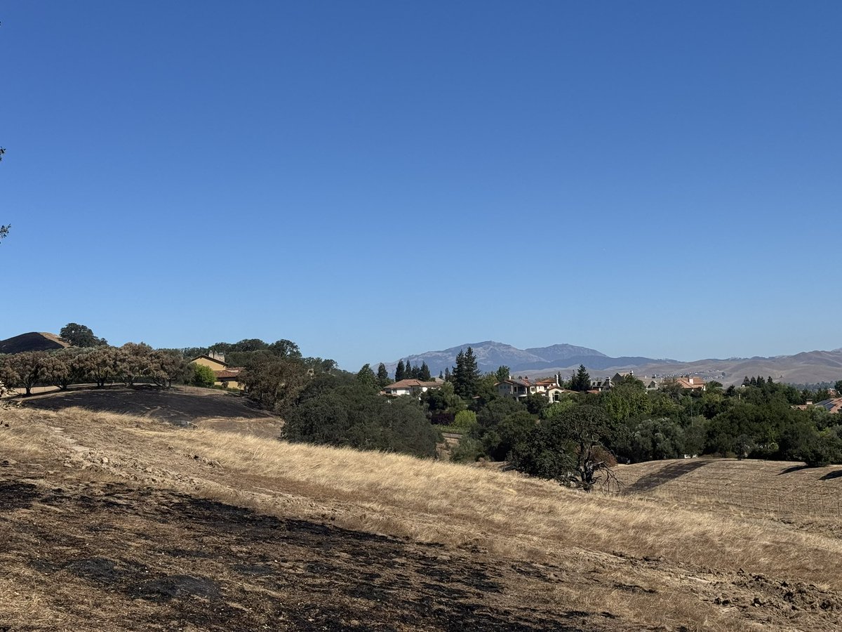 calfireSCU's tweet photo. [Incident Update] Work continues on the #LittleFire, which is now sitting at 85% containment!
Crews are on the line today and will continue their efforts through tomorrow as they push toward 100% containment. 🚒
#CALFIRE https://t.co/8eb8NjG3JI
