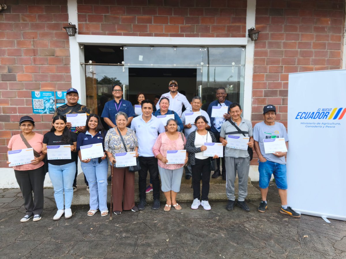 Agricultura_CZ5's tweet photo. #Galápagos | Junto a @INIAPEcuador, @PNUDEcuador y #ProyectoFARM fortalecemos las capacidades de productores de musáceas de Santa Cruz mediante capacitación teórica y práctica sobre el uso de cepas nativas de Trichoderma para reducir el uso de agroquímicos. #GobiernoDelEcuador https://t.co/U2Jtg4hdw4