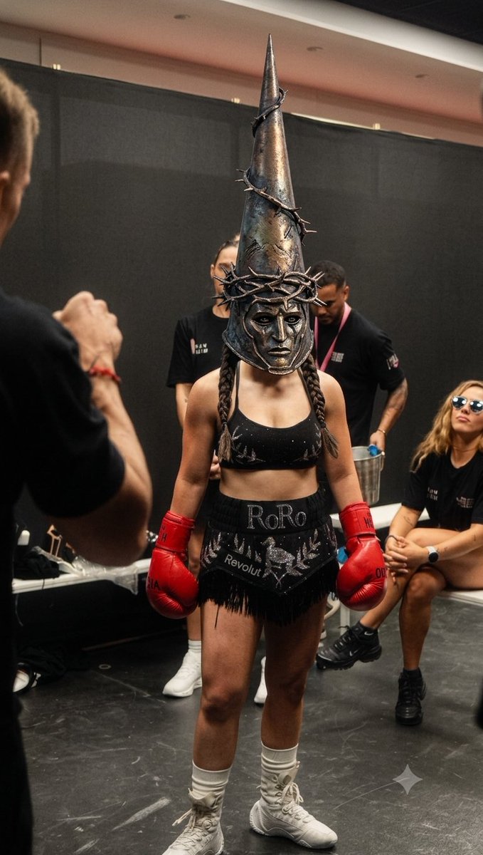 hexnavi7's tweet photo. @infoLaVelada La putisima roro entrando mañana al ring con su casco acolchado 🫪 https://t.co/MfsT5FgMv2