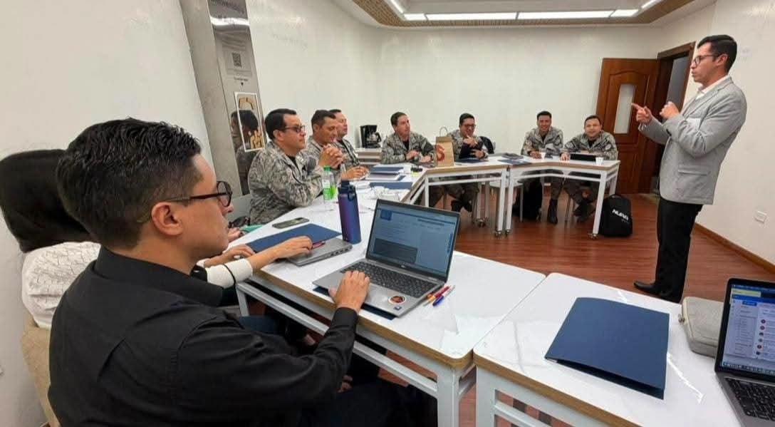 FuerzaAereaEc's tweet photo. ▪️ #Quito || La @FuerzaAereaEc y la @USFQ_Ecuador realizaron un taller interinstitucional con miras a la firma de un convenio de cooperación en ciencia, tecnología e innovación aeroespacial. Durante el encuentro, personal militar especializado y representantes del centro Space Front de la #USFQ intercambiaron conocimientos y evaluaron oportunidades de proyectos conjuntos destinados a potenciar las capacidades espaciales nacionales y promover el desarrollo integral del sector, en #Ecuador.
